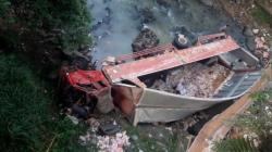 Truk Muatan Mi Instan di Cianjur Masuk ke Sungai, Sopir Tewas Tergencet<