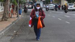 Seniman Ini Jalan Kaki Surabaya-Jakarta Sambil Bagikan Masker dan Vitamin