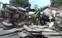 Rem Blong, Truk Tronton Seruduk 5 Motor dan 2 Warung lalu Terbakar di Kupang<