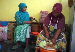 Cerita Para Perempuan Lereng Merapi Memasak Bergiliran demi Mencukupi Kebutuhan Konsumsi Pengungsi 