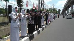Perawat RSUD Siti Fatimah Palembang Tepuk Tangan 56 Detik di Pinggir Jalan<