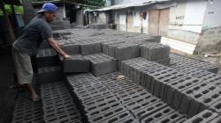 Produksi Batako Turun saat Pandemi Covid-19