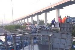 Video Truk Galon Air Mineral Tabrak Pengangkut Semen di Tol Cibubur, Muatan Berhamburan
