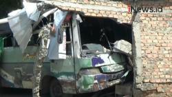 Video Truk Tabrak Bus hingga Terpental Hancurkan Rumah di Ogan Ilir Sumsel