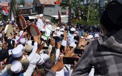 Tabuhan Marawis dan Selawat Sambut Kehadiran Habib Rizieq di Megamendung