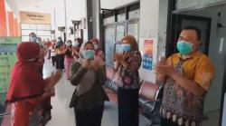 Hari Kesehatan Nasional, Tenaga Medis dan Keluarga Pasien di Situbondo Tepuk Tangan 56 Detik
