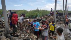 Selamatkan Perahu, Ratusan Warga di Pesisir Surabaya Bongkar Tanggul Pantai