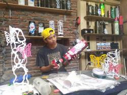 Pandemi Covid, Operator Karaoke di Bandungan  Ini Rintis Usaha Lampu Hias Berbahan Pipa Paralon