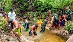 Prajurit Yonif 407/PK Brigif-4/Dewa Ratna Perbaiki Bendungan Air Bersih di Atas Bukit Muakan Petinggi
