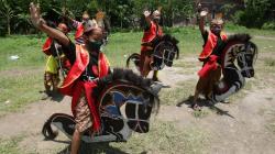 Semangat Anak-Anak Berlatih Jathilan di Kampung Jawi Semarang