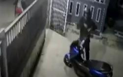 Video Rekaman CCTV Maling Motor di Bekasi Todongkan Pistol