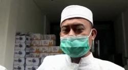 Beredar Foto Pria Berseragam Putih-Putih Pegang Benda Mirip Senpi, Ini Tanggapan FPI<