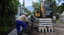 Aktivitas Perbaikan Jaringan Telekomunikasi di Lereng Gunung Merapi