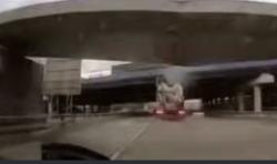 Apes, Mobil Ini Tertimpa Jembatan setelah Tertabrak Atap Truk