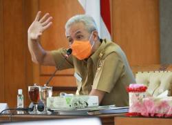 Ganjar  Pranowo : Kalau Ada yang Korupsi Bansos Covid di Jateng, Laporkan Saya!<