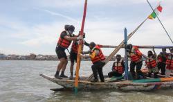 Polres Tanjung Perak Pasang 20 Patok Pendeteksi Gelombang di Pantai Surabaya