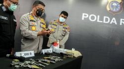 Polda Riau Tangkap Bandar Narkoba, 7 Senjata Api dan 3 Kg Sabu Diamankan<