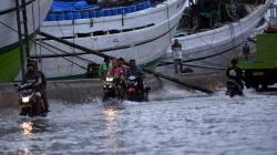 Tanggul Jebol, Pelabuhan Sunda Kelapa Terendam Banjir Rob