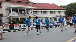 Tuntut 2 Arema Bersatu, Aremania Gelar Sepak Bola Satir di Depan Balai Kota Malang
