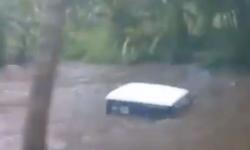 Detik-Detik 2 Mobil Offroad Hanyut Terseret Arus Sungai di Lumajang