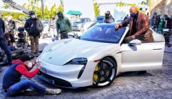 Dinaiki Dwayne ‘The Rock’ Johnson, Porsche Taycan Terlihat seperti Mobil Mainan