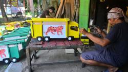 Kerajinan Miniatur Truk Berbahan Kayu, Dijual Rp150.000