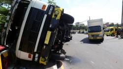 Truk Kontainer Angkut Minyak Goreng Terguling di Jembatan Merr Surabaya