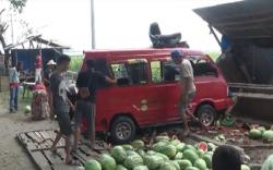Diduga Rem Blong, Angkot di Polewali Mandar Tabrak Pedagang Semangka<