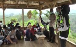 Pelajar Naik Bukit Cari Sinyal, Polres Pagaralam Kirim Personel<
