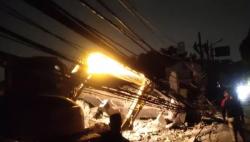 Bangunan Dua Lantai Ambruk Timpa Kabel Listrik, Bikin Pondok Aren Gelap Gulita