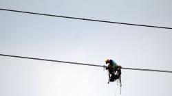 Rawat Kabel PLN, Teknisi Bergelantungan di Atas Kabel SUTET