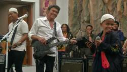 Demi ADI 2020, Bocah Viral Habis Sunat Langsung Latihan Vokal dengan Raja Dangdut Rhoma Irama