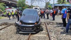 KRL Tabrak Minibus di Perlintasan Tanpa Palang di Permata Ancol