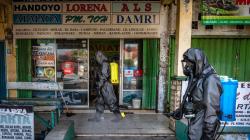 Gegana Polda Jateng Semprot Cairan Disinfektan ke Fasilitas Umum Semarang