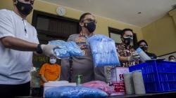 2,5 Ton Sarung Tangan Medis Bekas Siap Jual Diamankan Polisi