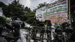Foto-Foto Prajurit TNI Copot Spanduk Habib Rizieq di Jakarta