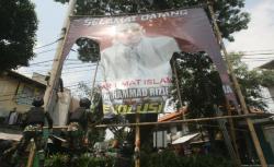 Foto-Foto TNI Turunkan Baliho Habib Rizieq di Petamburan<