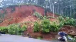 Tanah Longsor Terjang Sukanagara Cianjur, 1 Pengendara Motor Tewas<