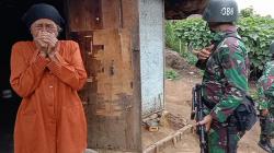 Dikunjungi dan Diberi Beras oleh Prajurit Kodam Siliwangi, Nenek Rusmana Menangis<