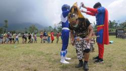 Aksi Superhero Hibur Anak-Anak Pengungsi Gunung Merapi