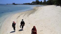 Menikmati Keindahan Pantai Pulau Bokori Konawe