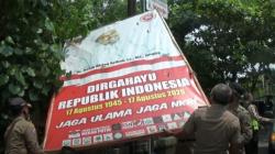 Satpol PP Semarang Copot Baliho Bergambar Rizieq Shihab