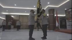 Irjen Pol Fadil Imran Serahkan Bendera Pataka kepada Irjen Pol Nico 