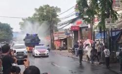 Video Polda Metro Jaya Semprot Cairan Disinfektan di Markas FPI Petamburan