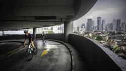 Bersepeda Keliling Gedung Parkir Pusat Perbelanjaan Jakarta