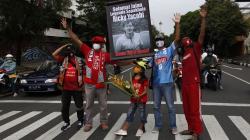 Suporter Timnas Indonesia Mengengang Ricky Yacobi