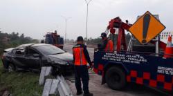 Honda City Masuk Parit di Tol Pejagan-Pemalang akibat Jalan Licin, 3 Selamat
