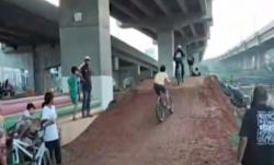 Video Warga Bangun Lintasan Sepeda di Kolong Tol Becakayu
