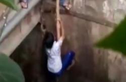 Video Pengendara Motor di Duren Sawit Tercebur ke Saluran Air