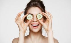 4 Cara Menghilangkan Mata Panda, Coba Pakai Potongan Mentimun